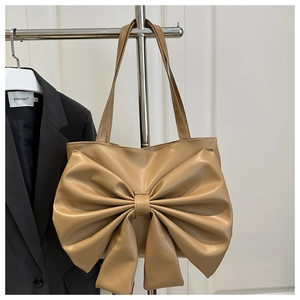 Dettaglio del grande fiocco decorativo sulla superficie della borsa tote in pelle PU kaki