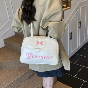 Grande borsa da viaggio bianca minimalista con ricamo rosa e fiocco su scale