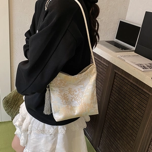 Borsa a spalla in stile cinese con jacquard dorato di paesaggi e nappa grigia decorativa