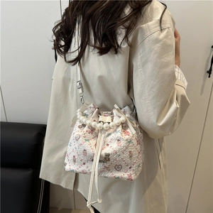 Sac seau floral avec cordon, poignée en perles et motifs oursons et nœuds mignons
