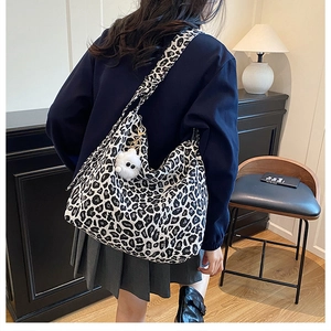 Vue détaillée du grand sac cabas en toile léopard avec un pendentif monstre en peluche