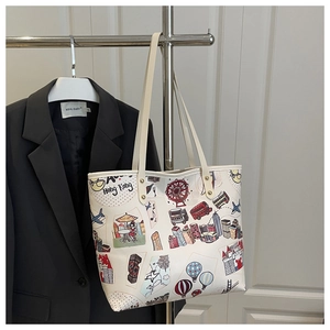 Détail d'un grand sac cabas crème avec des illustrations de dessins animés de Hong Kong