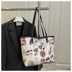 Détail de l'illustration de dessin animé sur un grand sac cabas avec des anses noires
