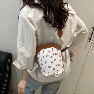 Borsa tote bianca con stampa ciliegia, finiture in pelle marrone e tracolla ricamata