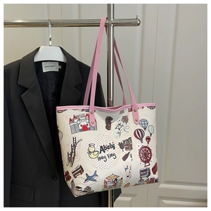 Détail du grand sac cabas blanc avec motifs de graffitis colorés sur le thème de Hong Kong