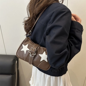 Braune Y2K-Schultertasche aus Leder mit weißen Sternapplikationen und Metallschnalle
