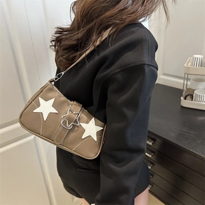 Braune Unterachseltasche aus PU-Leder mit weißen Stern-Patches und Metall-Sternschnalle