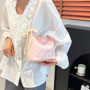 Sac à épaule floral avec motif à carreaux roses et marguerites et nœud en dentelle