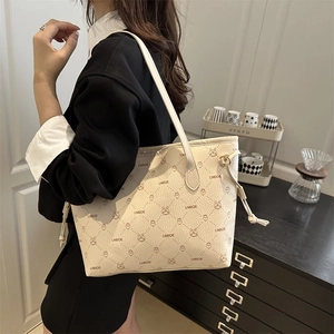 Sac fourre-tout minimaliste en cuir crème avec motif de lapin et matelassage chic