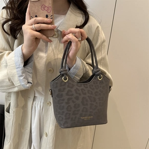 Sac seau à imprimé léopard gris avec doubles poignées et détails dorés de style moderne