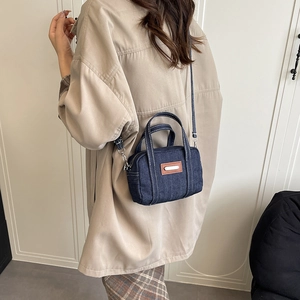 Mini sac polochon vintage en denim bleu foncé avec patch cuir et bandoulière