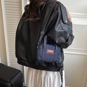 Petit sac bandoulière en denim bleu foncé rétro avec garniture cuir marron et surpiqûres
