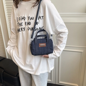 Mini sac bandoulière vintage en denim bleu foncé avec surpiqûres et écusson en cuir