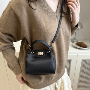 Sac bandoulière en cuir noir grainé avec fermoir rotatif en métal et poignée supérieure