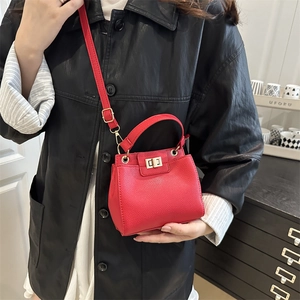 Sac bandoulière rouge motif litchi avec fermoir doré et bandoulière ajustable