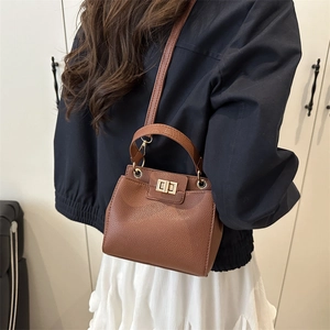 Sac à bandoulière en cuir litchi marron avec fermoir doré et poignée supérieure