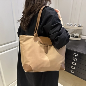 Grand sac fourre-tout en nylon avec détails en cuir marron pour femmes, idéal pour le travail