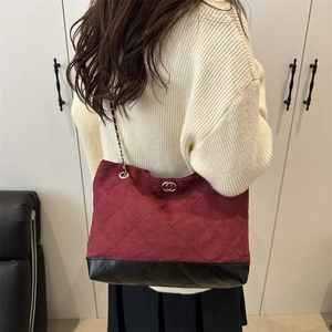Bolso tote acolchado rojo vino vintage con cadena dorada y base de cuero negro