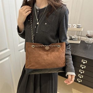 Bolso tote vintage bicolor en gamuza marrón y cuero acolchado negro elegante