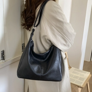 Borsa hobo classica in ecopelle nera con tracolla regolabile e stile minimalista