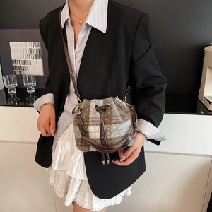 Borsa a secchiello vintage in lana a quadri con chiusura a coulisse e tracolla in pelle
