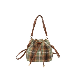 Secchiello vintage in lana a quadri con tracolla in pelle marrone e finiture dorate