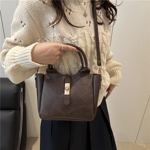 Sac seau chic en cuir vintage marron foncé avec poignée et fermoir doré rotatif