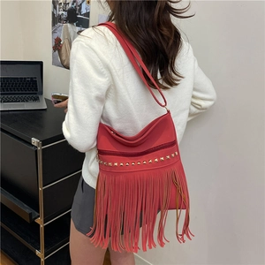 Elegante borsa a tracolla in ecopelle rossa con borchie dorate e lunghe frange sul retro