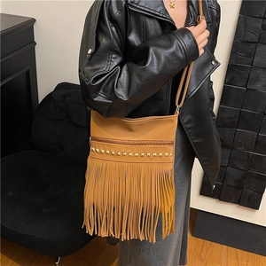 Borsa a tracolla in pelle sintetica marrone con lunghe frange e borchie dorate