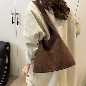 Retro large capacity leopard print tote bag for women with comfortable wide shoulder strap