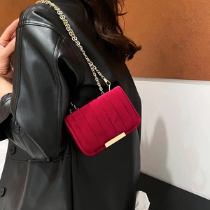 Mini sac à bandoulière en velours fuchsia matelassé avec chaîne dorée et détails métal