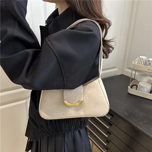 Sac baguette minimaliste en daim beige avec boucle en métal doré pour femmes chic
