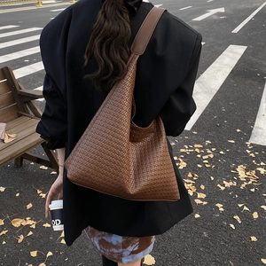 Grande borsa shopper marrone in pelle intrecciata da donna per uso quotidiano