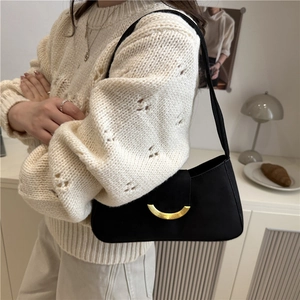 Sac bandoulière noir minimaliste avec boucle dorée en croissant pour un style de bureau chic