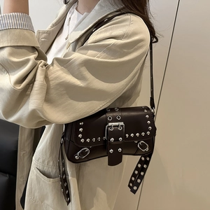 Schultertasche mit Leopardenmuster und silbernen Nieten auf dunkelbraunem Lackleder