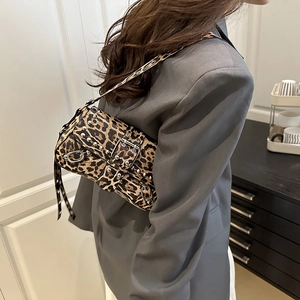 Leopard-Umhängetasche mit silbernen Nieten und verstellbarem Riemen für Damen