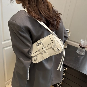 Weiße Baguette-Schultertasche mit silbernen Nieten und langen Metallquasten für Damen