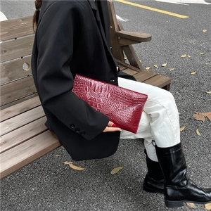 Minimalist burgundy faux crocodile pattern chain crossbody bag for elegant women style