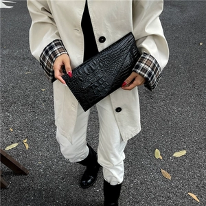 Minimalist black crocodile pattern crossbody bag with chain and magnetic closure