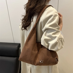 Borsa tote marrone in finta pelle scamosciata con trafori floreali al laser