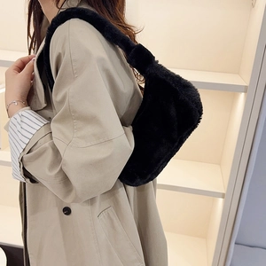 Sac à bandoulière en peluche noire pour femme avec texture douce en fausse fourrure
