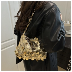 Detailansicht der goldenen Pailletten und Metallkette dieser modischen Party-Handtasche