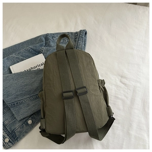 Vue détaillée du sac à dos vert militaire avec bretelles réglables et texture Oxford
