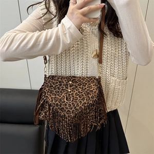 Sac bandoulière tendance imprimé léopard avec franges et boucles dorées sur modèle