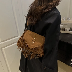 Sac à bandoulière en daim marron avec franges et anneau métallique style bohème