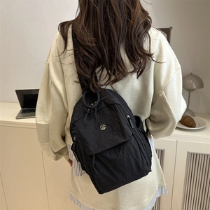 Sac à dos polyvalent noir pour femme en tissu Oxford avec badge métallique et fermetures