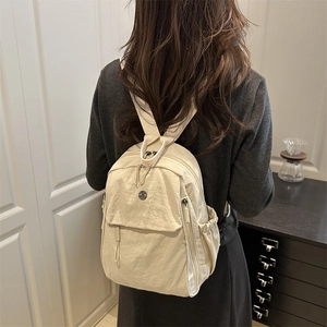 Sac à dos minimaliste en nylon imperméable blanc crème pour femme à grands compartiments