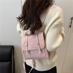 Mini sac à dos chic en cuir synthétique rose clair avec motif crocodile et accents dorés