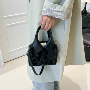 Sac à main noir avec design col de chemise et bandoulière amovible élégante