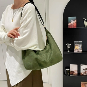 Bolso hobo verde oliva oscuro en ante mate suave con una elegante correa negra fina